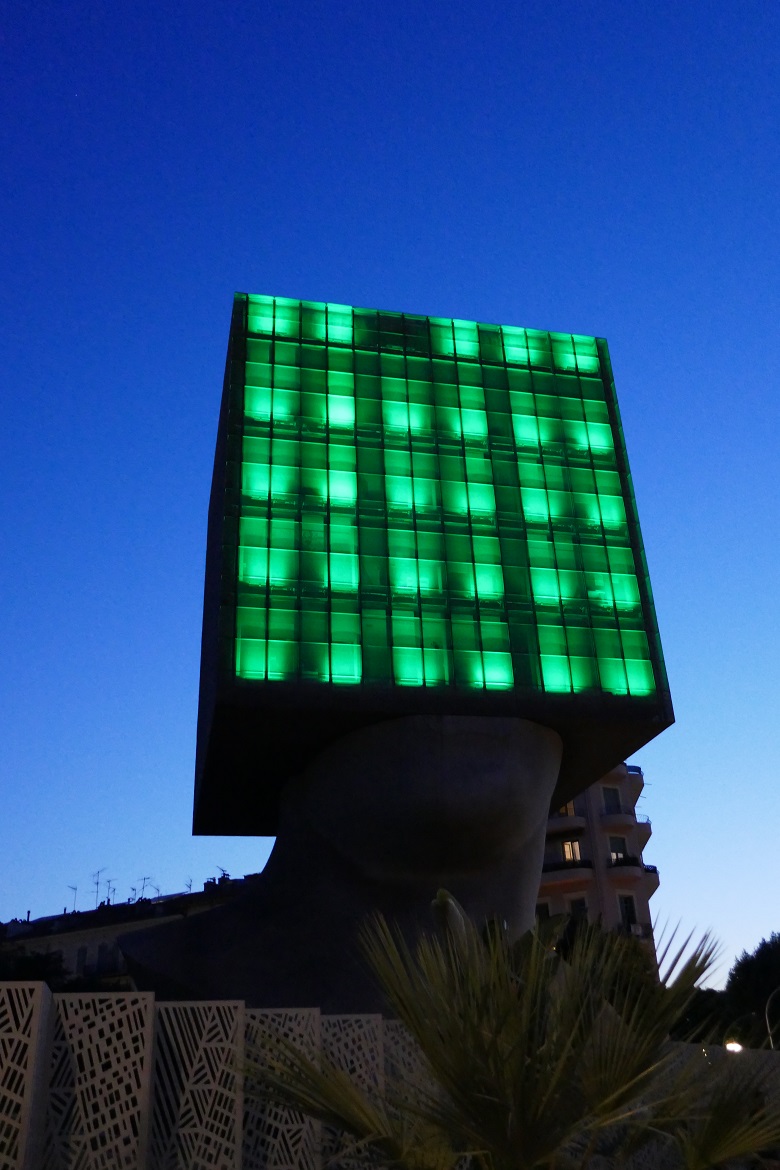 Tête Carrée by Night