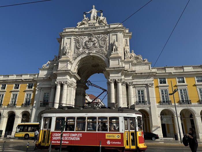 Tram and Arco da Rua Augusta