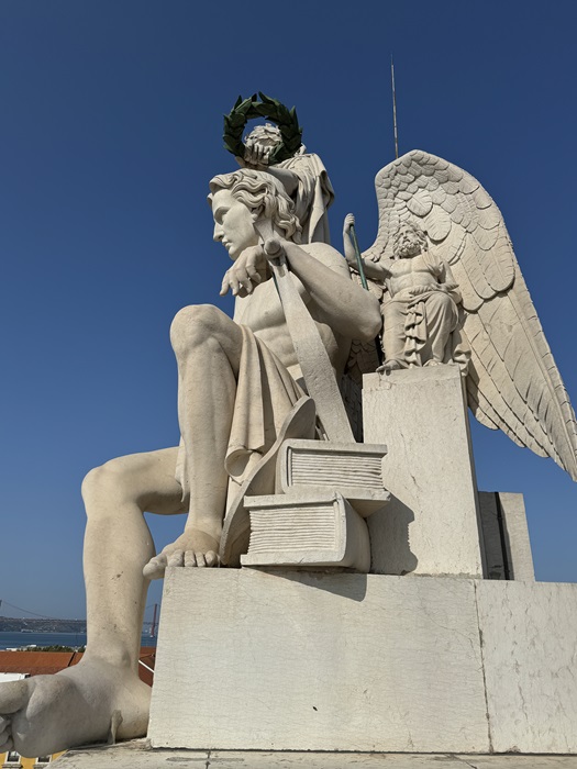 Jupiter on top of the Arco da Rua Augusta